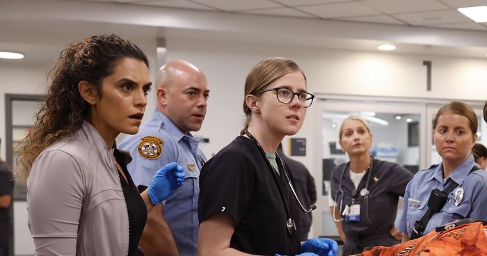 The Pitt Fans Are “Glad” One Cast Member Won’t Be Bringing Her Famous Father To Work