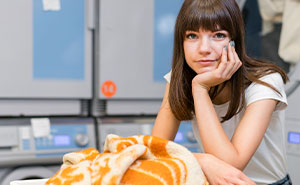 Annoyed Mom Banishes 15YO Daughter To Dad’s, Shocked She Says Doing Chores Is “Pick Me” Behavior