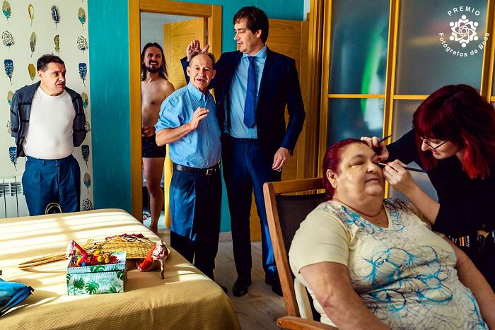 Getting Ready Photo By Alberto R>amirez