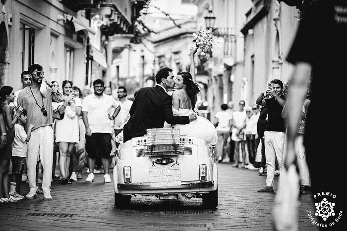 When Love Fits In A Tiny Car… And The Whole Town Shows Up To Watch. 🚗💍 Photo By Carmelo Ucchino