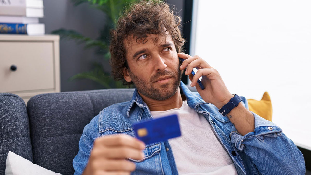 boredpanda.com - Monika Pašukonytė - Scammer Messed With The Wrong Hotel Receptionist, Regretting His $2k Laundering Attempt