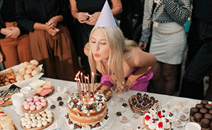 Lady Deliberately Splits Friend And Her BF, Says He’s Not Fun, Then Blames Her For Ruining The Party