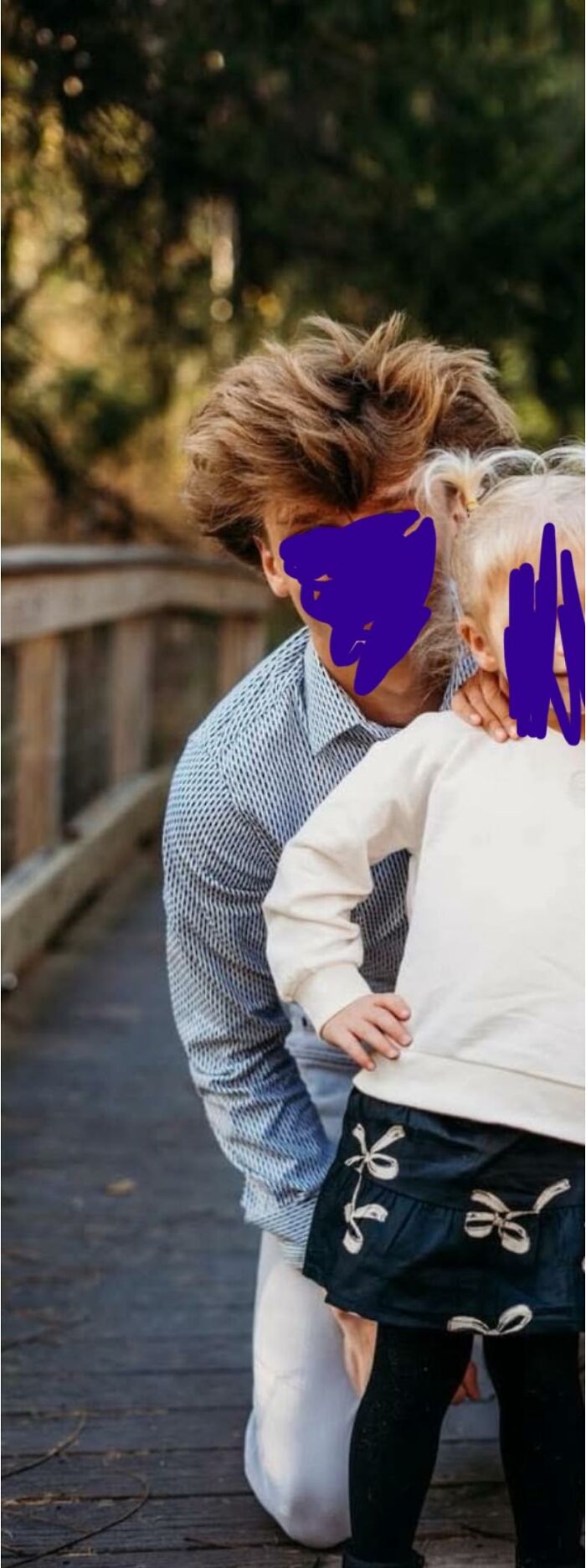 Hombre con peinado desordenado y niño con coleta posando en puente al aire libre mostrando peinados ridículos.