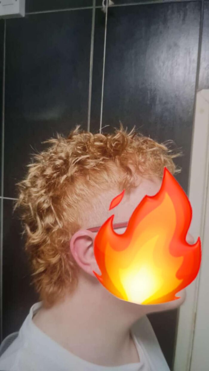 Peinado ridículo con cabello rizado corto y color rojo, ejemplo de cortes que hacen querer usar sombrero por un año.