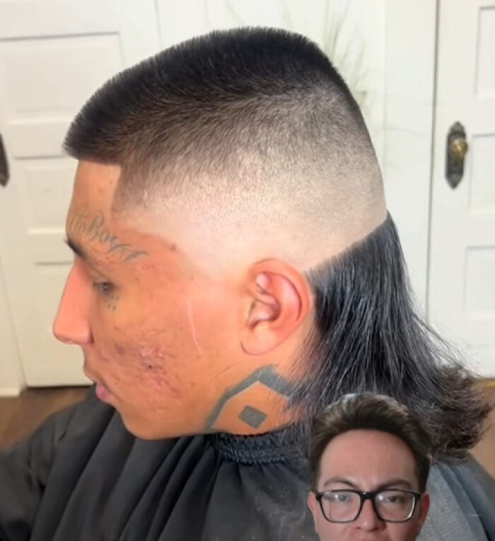 Corte de cabello ridículo con degradado y melena larga atrás mostrando peinados que dan ganas de usar sombrero.