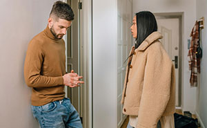 Man Feels Creeped Out After GF Uses Hidden Key To Enter His Home, She Says It Was An “Emergency”