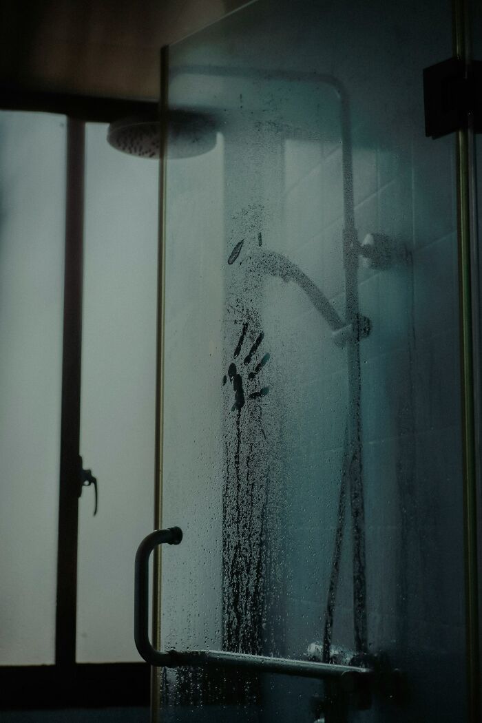 84 Small Mysteries That People Have Just Accepted That They’ll Never Be Able To Solve