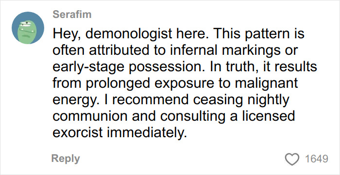 Comment by user Serafim explaining toasted skin syndrome caused by prolonged heating pad exposure and recommending medical advice.