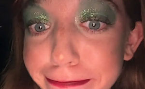 30 Fotos divertidas mostrando cómo luce el maquillaje escénico de cerca