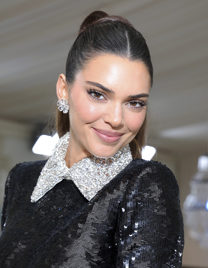 "Hand Her A Mirror": Kendall Jenner Draws Scrutiny After Denying Plastic Surgery Rumors "Hand Her A Mirror": Kendall Jenner Draws Scrutiny After Denying Plastic Surgery Rumors