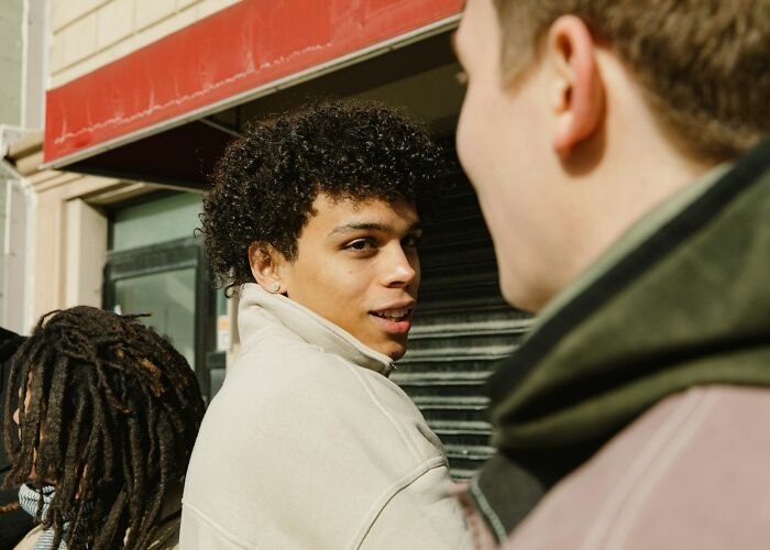 “Talking In The Lift”: 47 Offensive Things Americans Do In Other Countries Without Even Realizing It