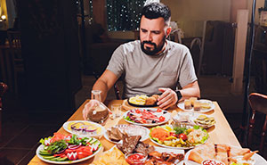 Mom’s New BF Expects To Always Have Meals Prepared By 17YO, Waiting, She Can’t Take It Anymore