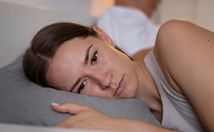 Lady In Pain Waits Alone For 1.5 Hours For Ambulance And Feeds Baby While BF Enjoys Sleep