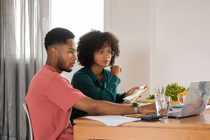 “I Make About 4x Her Salary”: Pregnant Bride Thinks Prenup Is Unfair, Guy Halts The Wedding “I Make About 4x Her Salary”: Pregnant Bride Thinks Prenup Is Unfair, Guy Halts The Wedding