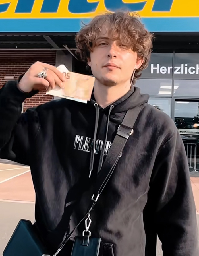 da Alemanha "Mais quente" Homem desempregado provoca indignação ensinando as pessoas a viver da previdência social da Alemanha "Mais quente" Homem desempregado provoca indignação ensinando as pessoas a viver da previdência social