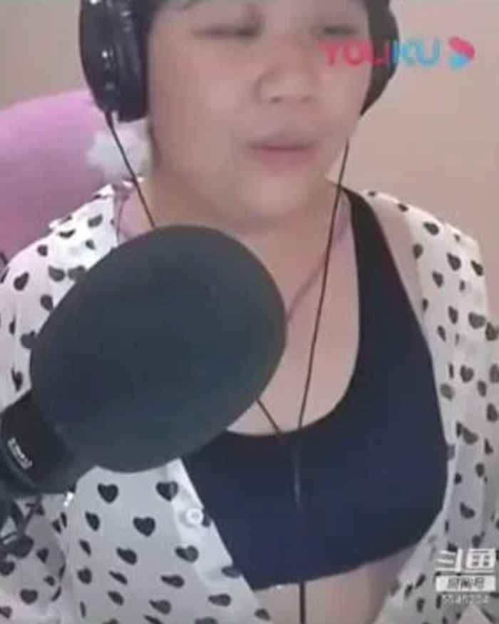 Beauty influencer wearing headphones and speaking into microphone during filter fail that revealed true face.