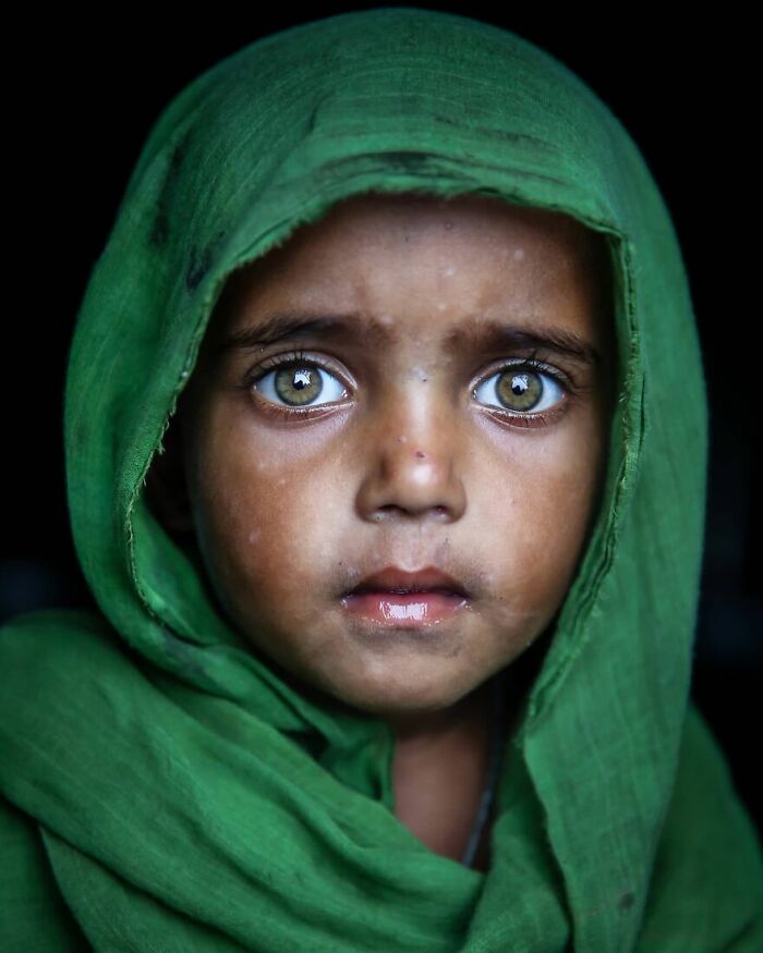 Photographer Mou Ayesha Captures The Striking Beauty Of Light-Eyed People In Bangladesh (22 Pics)