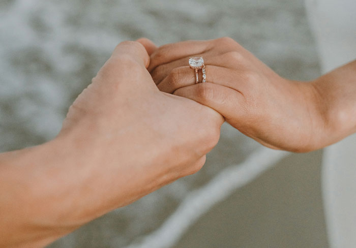 “It Is Quite Sad”: 71 People Who Have Dated Out Of Their League Share How It Turned Out