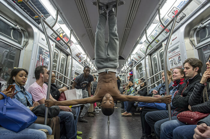 When The Pavement Breathes: Margarita Mavromichalis Captures The Street’s Funniest Accidental Moments (20 Pics)