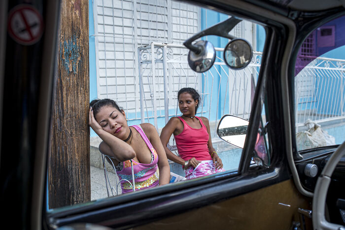 When The Pavement Breathes: Margarita Mavromichalis Captures The Street’s Funniest Accidental Moments (20 Pics)