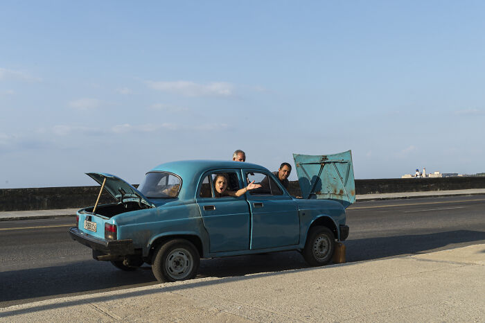 When The Pavement Breathes: Margarita Mavromichalis Captures The Street’s Funniest Accidental Moments (20 Pics)