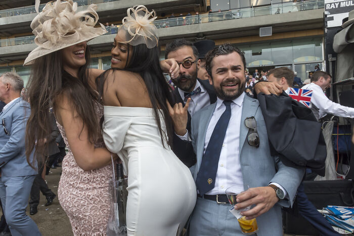 When The Pavement Breathes: Margarita Mavromichalis Captures The Street’s Funniest Accidental Moments (20 Pics)