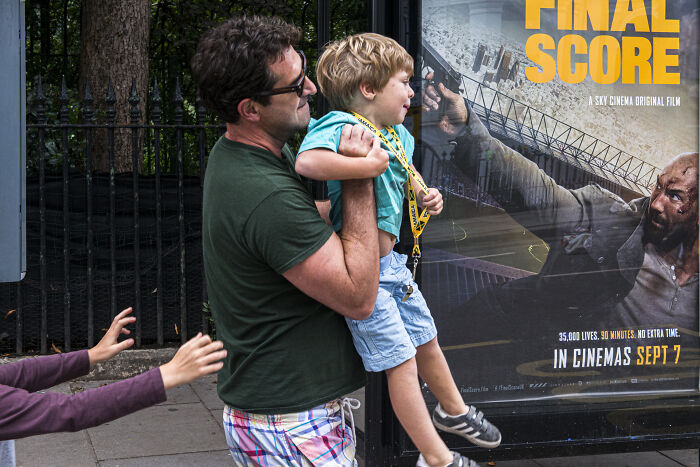 When The Pavement Breathes: Margarita Mavromichalis Captures The Street’s Funniest Accidental Moments (20 Pics)