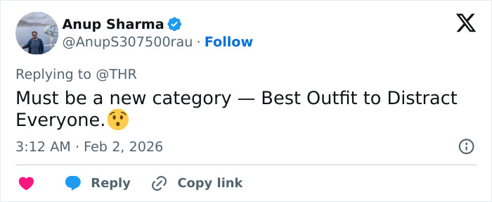 Tweet reacting to Jamie Foxx&rsquo;s Grammy red carpet weird moment with Chappell Roan, joking about a distracting outfit.