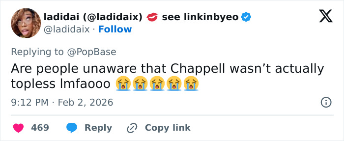 Screenshot of a tweet discussing Chappell Roan&rsquo;s Grammys look and the public reaction to her outfit controversy.