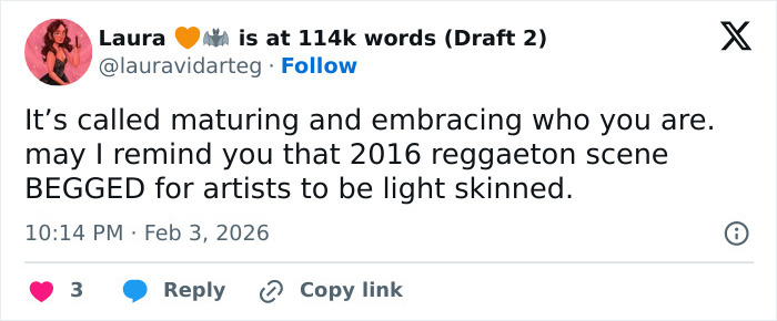 Tweet by user Laura about maturing and embracing identity in the 2016 reggaeton scene, discussing transformation and light skin bias.