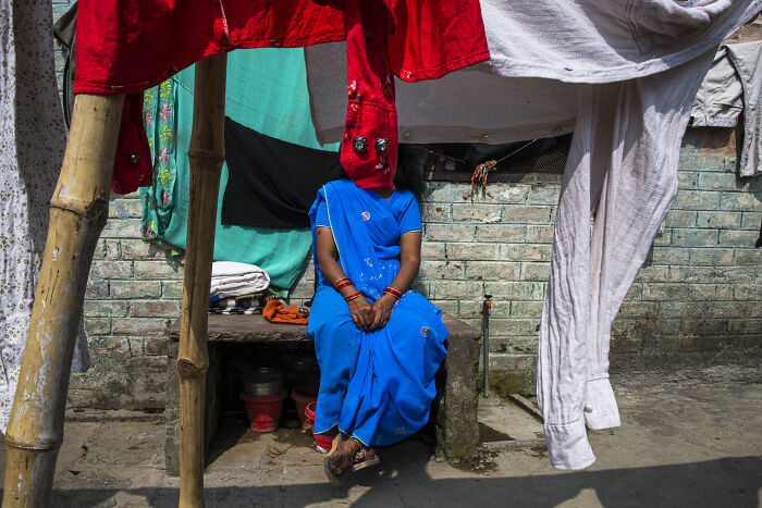 When The Pavement Breathes: Margarita Mavromichalis Captures The Street’s Funniest Accidental Moments (20 Pics)