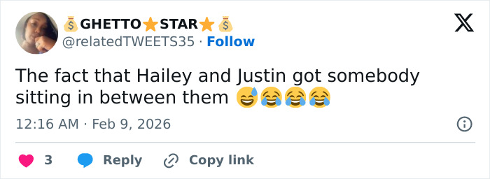 Tweet discussing a tense moment between Justin and Hailey Bieber at the Super Bowl, noted by a lip reader.