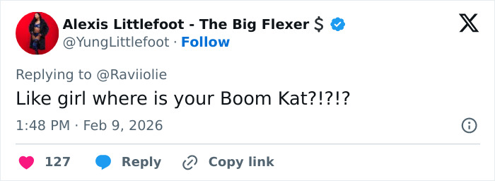 Fans criticizing Jessica Alba’s Super Bowl halftime show dancing in social media posts and reactions.