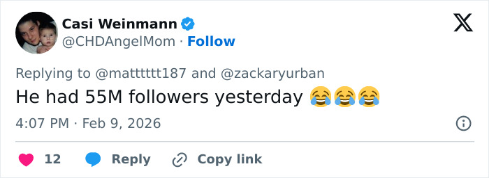 Tweet showing a comment about Bad Bunny’s follower count dropping after Super Bowl exit and social media erasure.