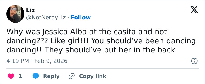 Tweet criticizing Jessica Alba's dancing performance during the Super Bowl halftime show, reflecting fan backlash.