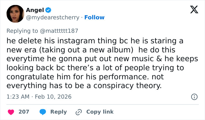 Tweet discussing Bad Bunny’s social media deletion amid new album release and Super Bowl performance reactions.