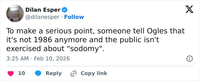 Screenshot of a tweet highlighting heated debate among Super Bowl fans translating Bad Bunny's explicit lyrics.