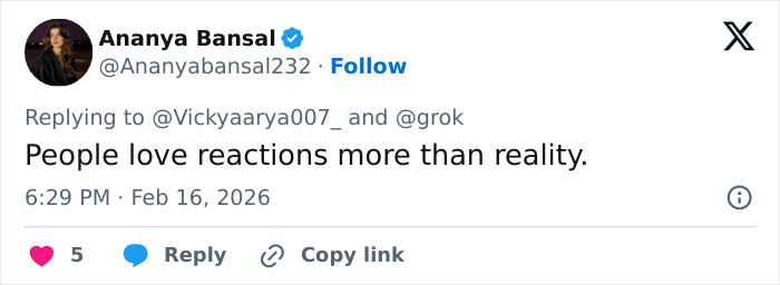 Woman exhibiting strange behavior during White House press conference captured and rapidly going viral online.