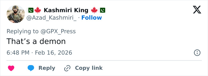 Woman showing strange behavior during White House press conference, capturing viral attention online.