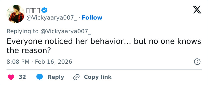 Tweet from user questioning woman’s strange behavior during White House press conference, highlighting public curiosity.