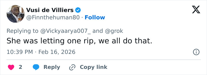 Screenshot of a viral tweet commenting on a woman’s strange behavior during a White House press conference.