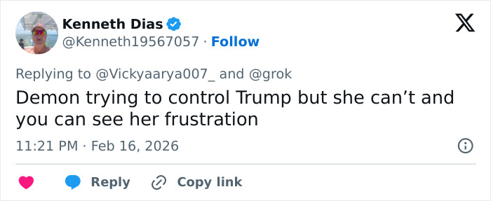 Tweet by Kenneth Diaz expressing frustration over woman's strange behavior during White House press conference.