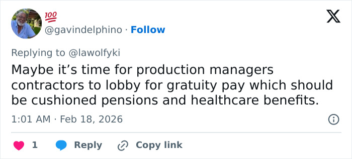 Tweet discussing Beyoncé's treatment of a 20-year employee, sparking debate on employment benefits and gratuity pay.