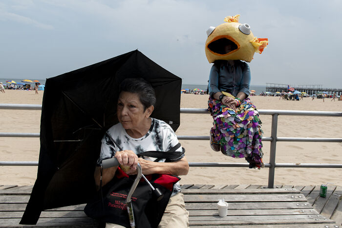 When The Pavement Breathes: Margarita Mavromichalis Captures The Street’s Funniest Accidental Moments (20 Pics)