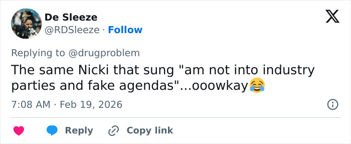 Tweet by De Sleeze reacting to Nicki Minaj’s dramatic new look, expressing surprise and humor.