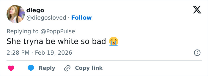 User tweet reacting to Nicki Minaj’s dramatic new look, expressing a critical opinion with an emoji.