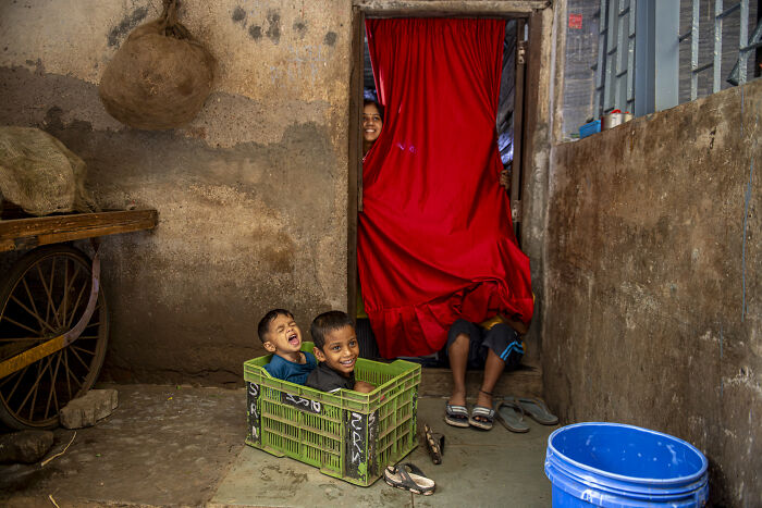 When The Pavement Breathes: Margarita Mavromichalis Captures The Street’s Funniest Accidental Moments (20 Pics)