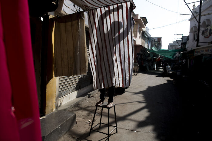 When The Pavement Breathes: Margarita Mavromichalis Captures The Street’s Funniest Accidental Moments (20 Pics)