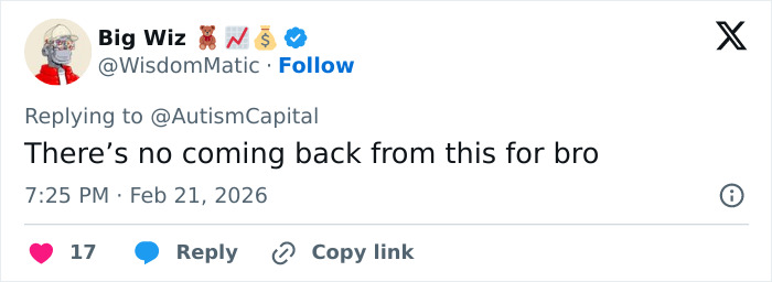 Tweet showing a user commenting on an influencer humiliated after getting his wig snatched by a stranger.