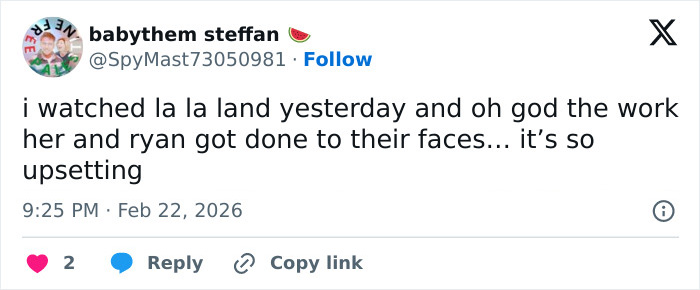 Tweet expressing concern about Emma Stone's appearance in La La Land and the changes to her face.